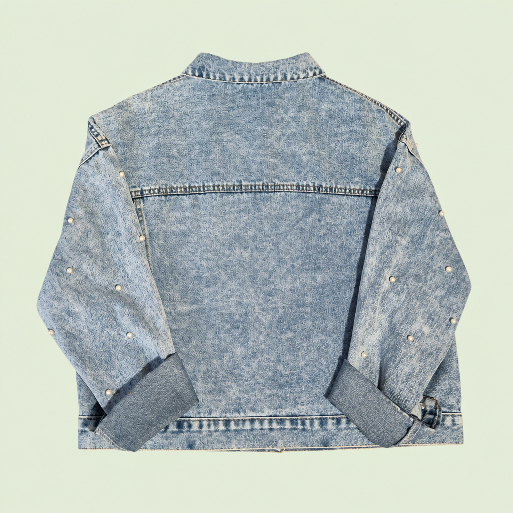 Chaqueta Nácar Rebelde, vista trasera con fondo verde claro