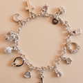 Pulsera romántica de Plata 925 extendida sobre fondo beige cálido