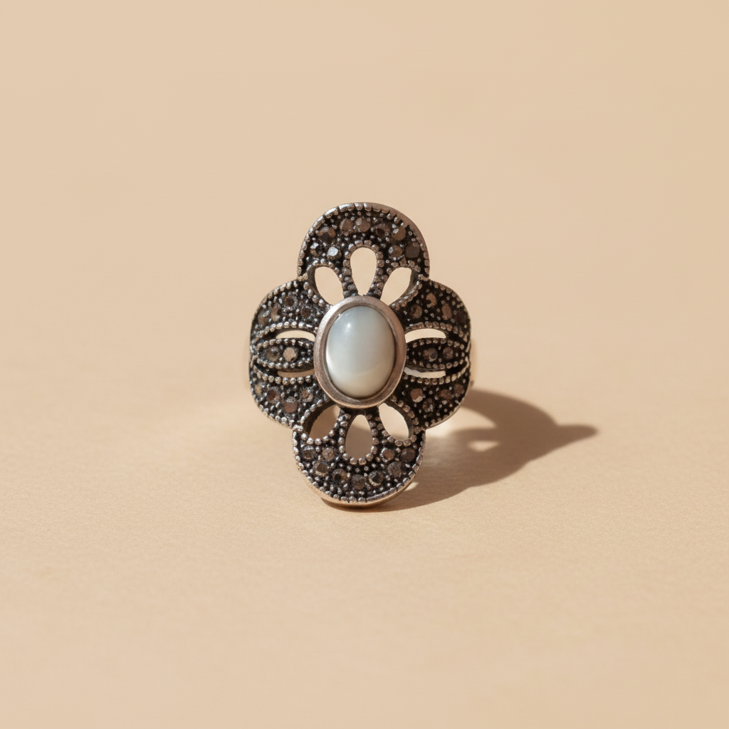 Anillo Marquesita de acero visto de frente sobre fondo beige, talla 21