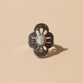 Anillo Marquesita de acero visto de frente sobre fondo beige, talla 21