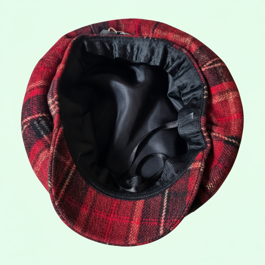 Gorra Tartán Roja mostrando interior y ajuste sobre fondo verde clarito