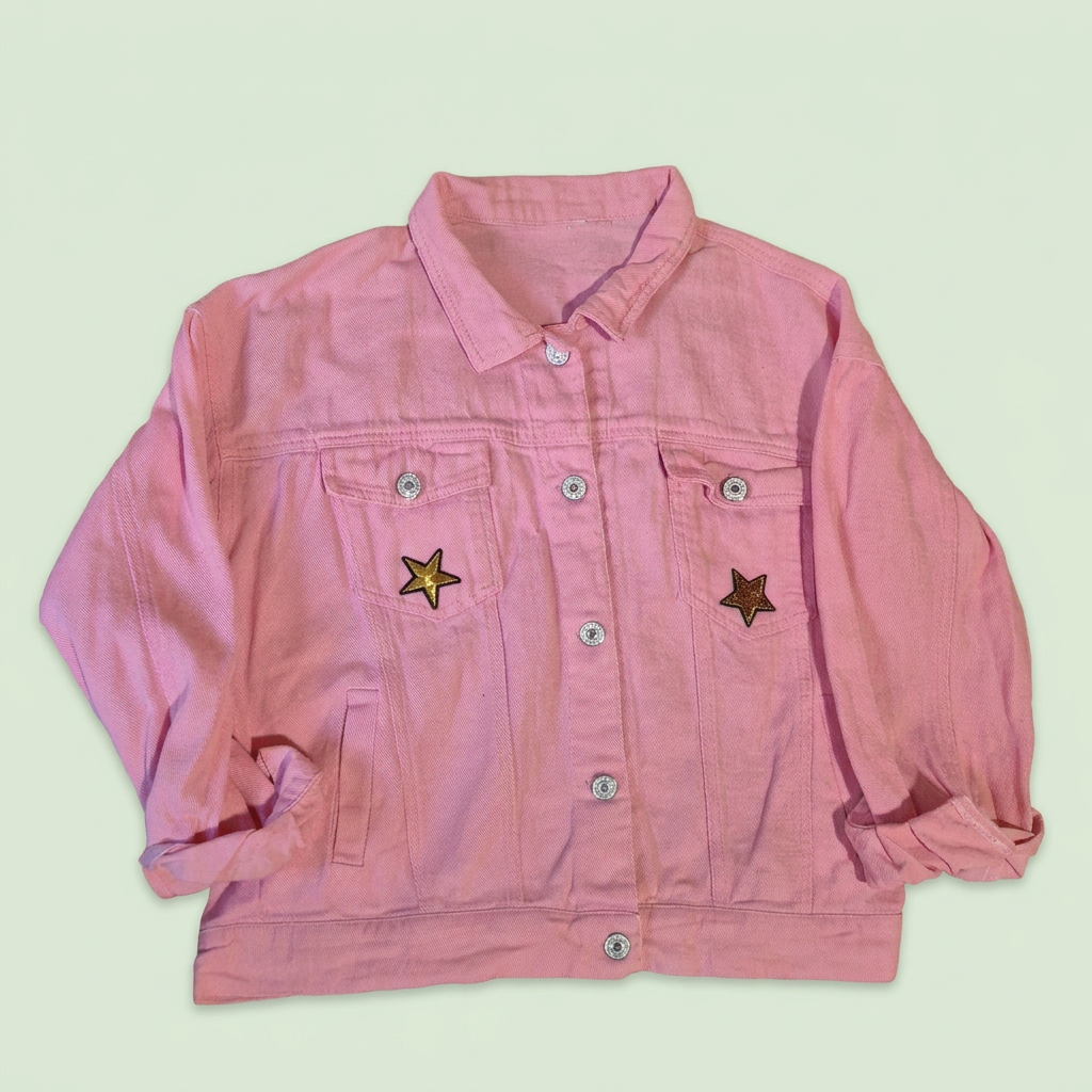 Chaqueta rosa con estrellas, vista frontal sobre fondo verde claro