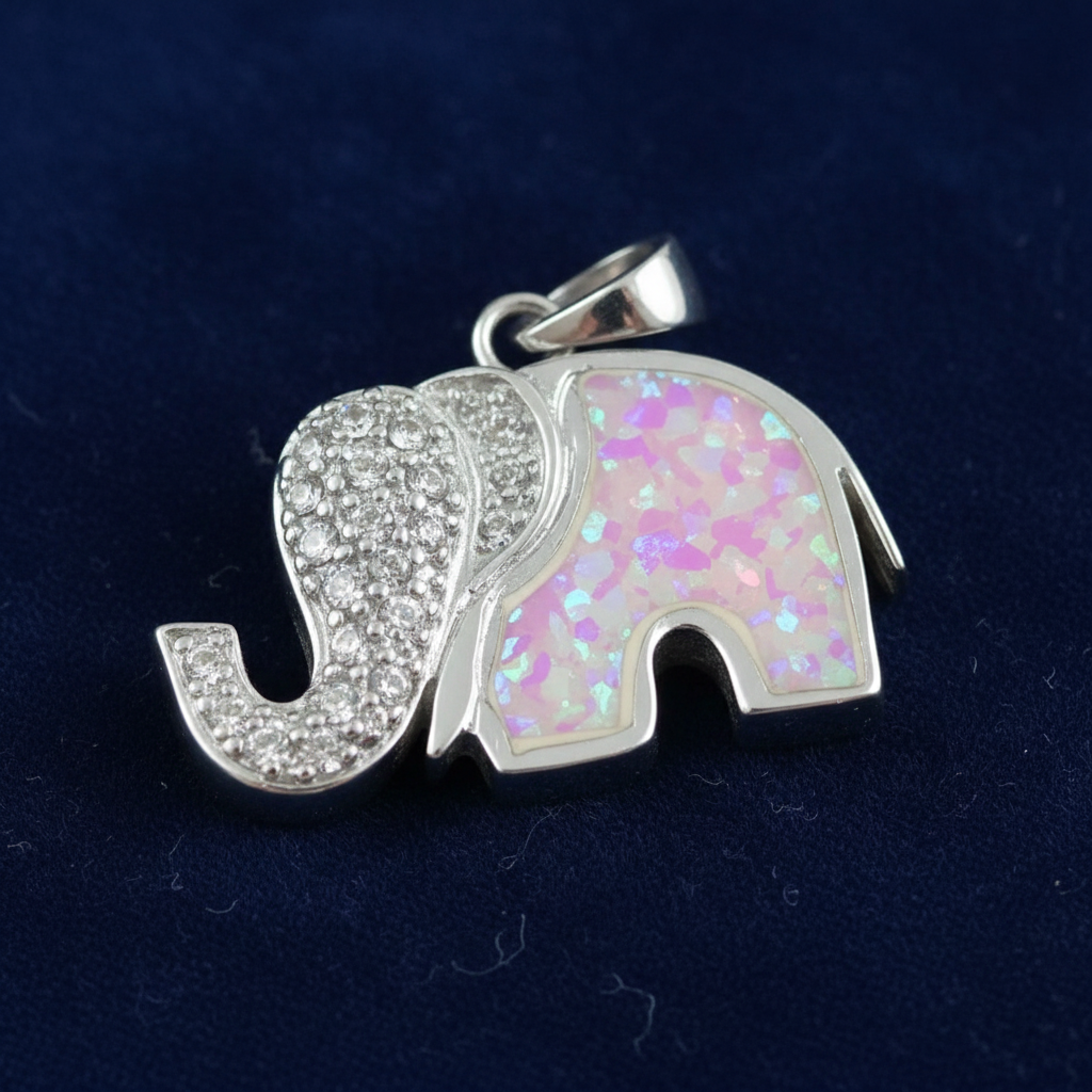 Detalle del elefante, el strass y el ópalo sintético de un colgante de plata 925