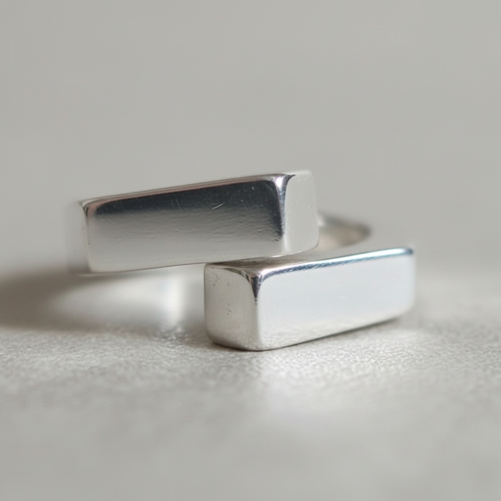 Detalle del diseño cruzado y la textura brillante de la Plata 925 en un Anillo Bypass