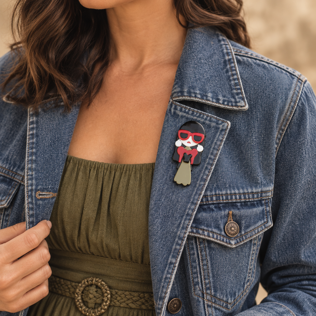 Modelo con el Broche Esencia Oliva