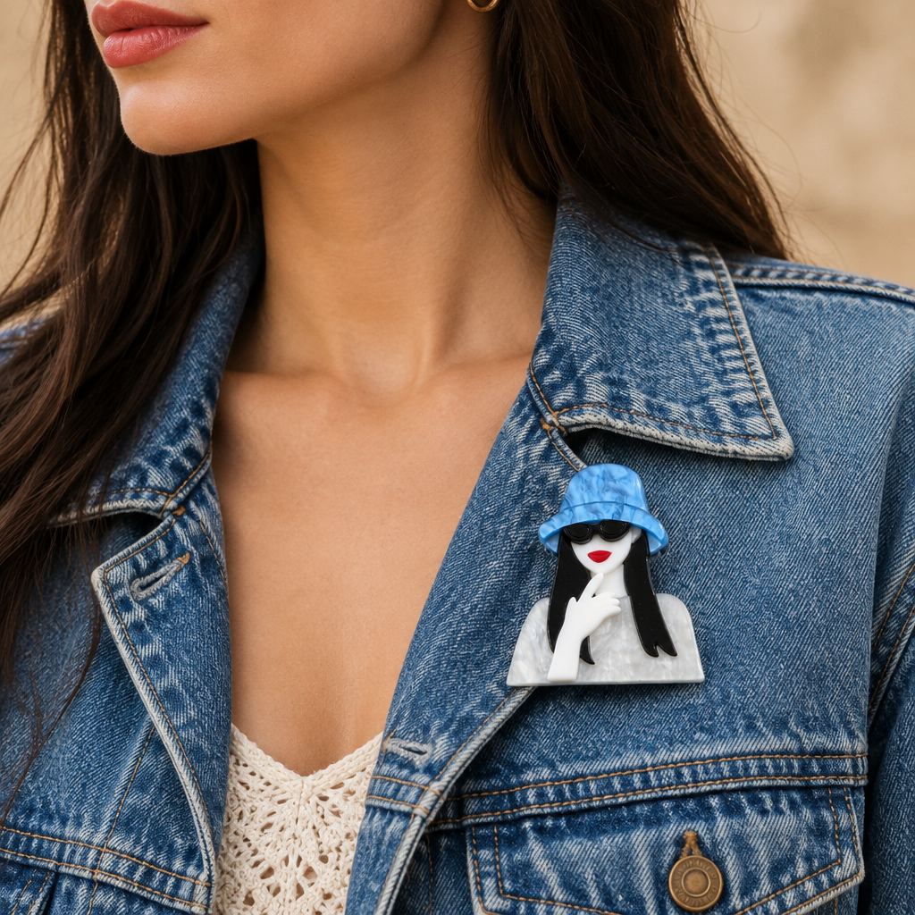 Modelo con el Broche Espíritu Aventurero