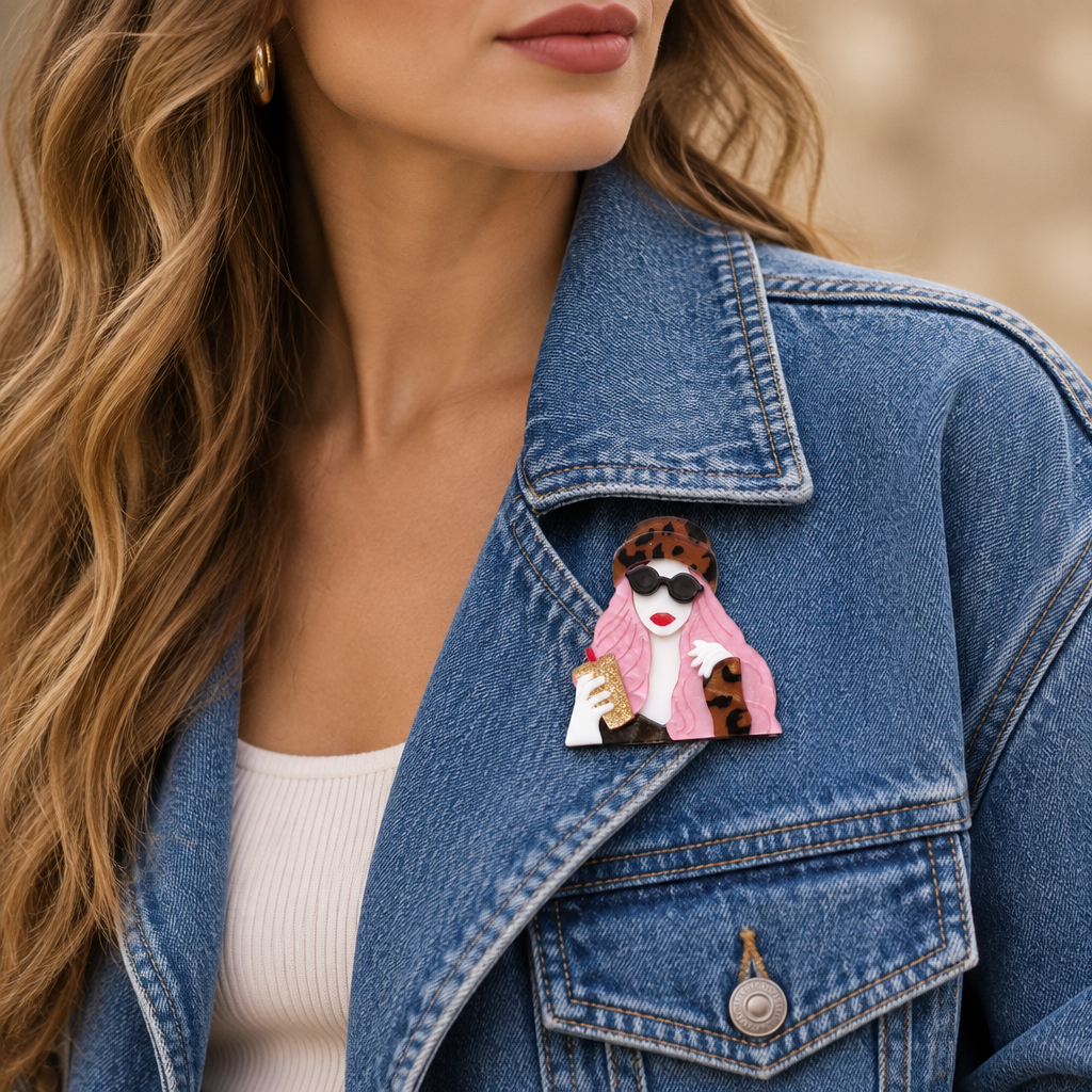 Modelo con el Broche Instinto Salvaje