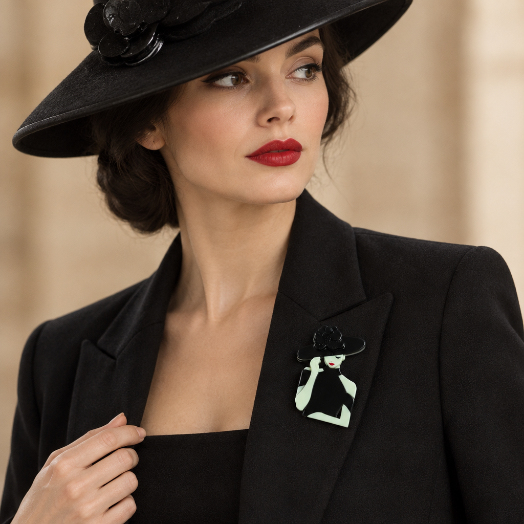 Modelo con el Broche Rosa de Medianoche