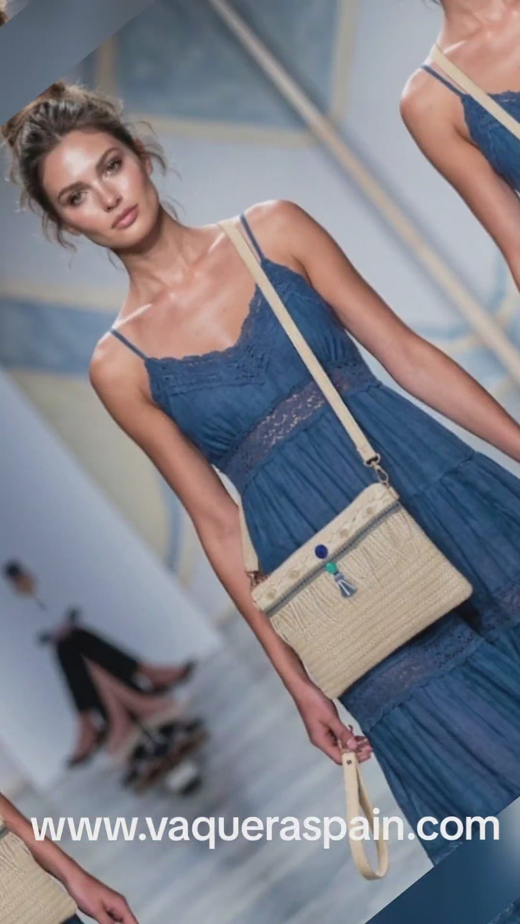 Bolso clutch boho chic con pompón celeste