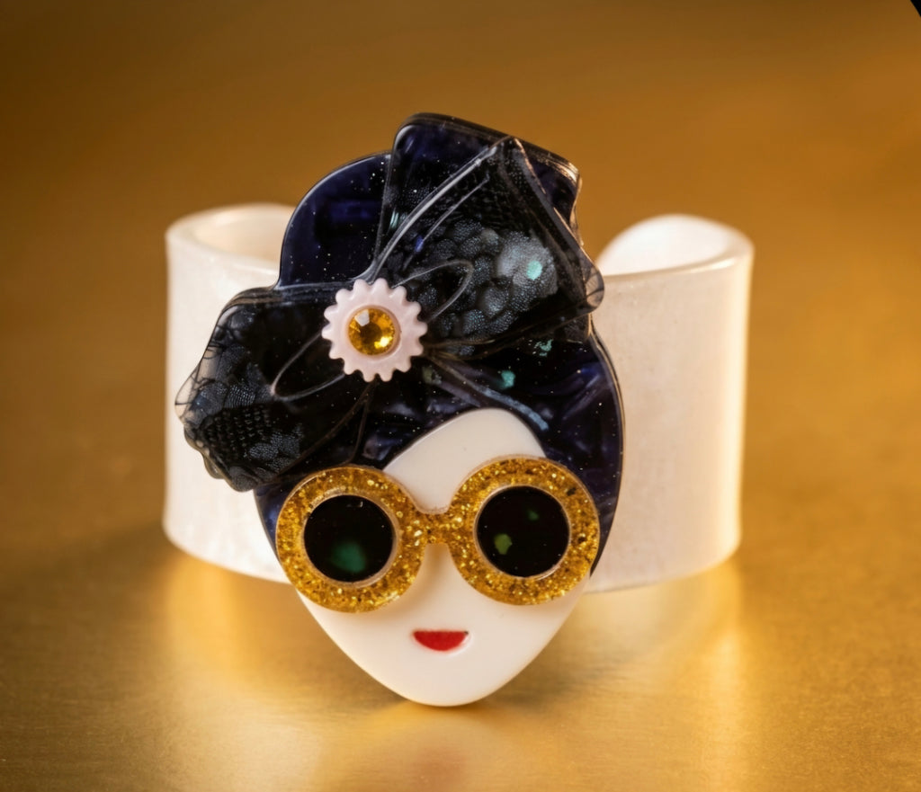 Pulsera boho chic mujer con gafas doradas