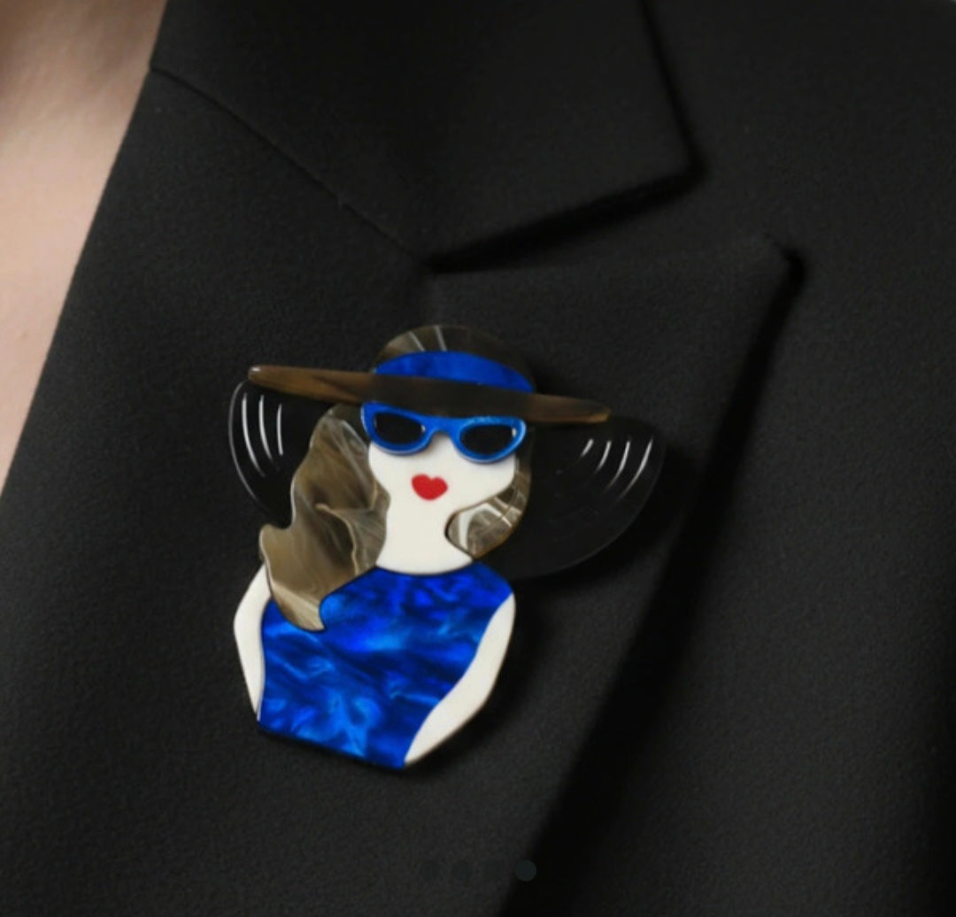Detalle broche mujer elegante vestido azul rey estilo vintage | vaqueraspain