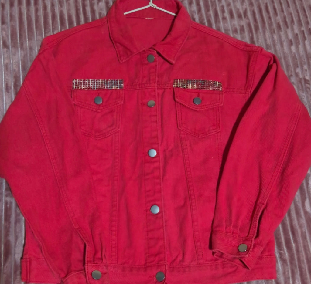Vista frontal chaqueta denim rojo coral artesanal con parche boho chic | vaqueraspain