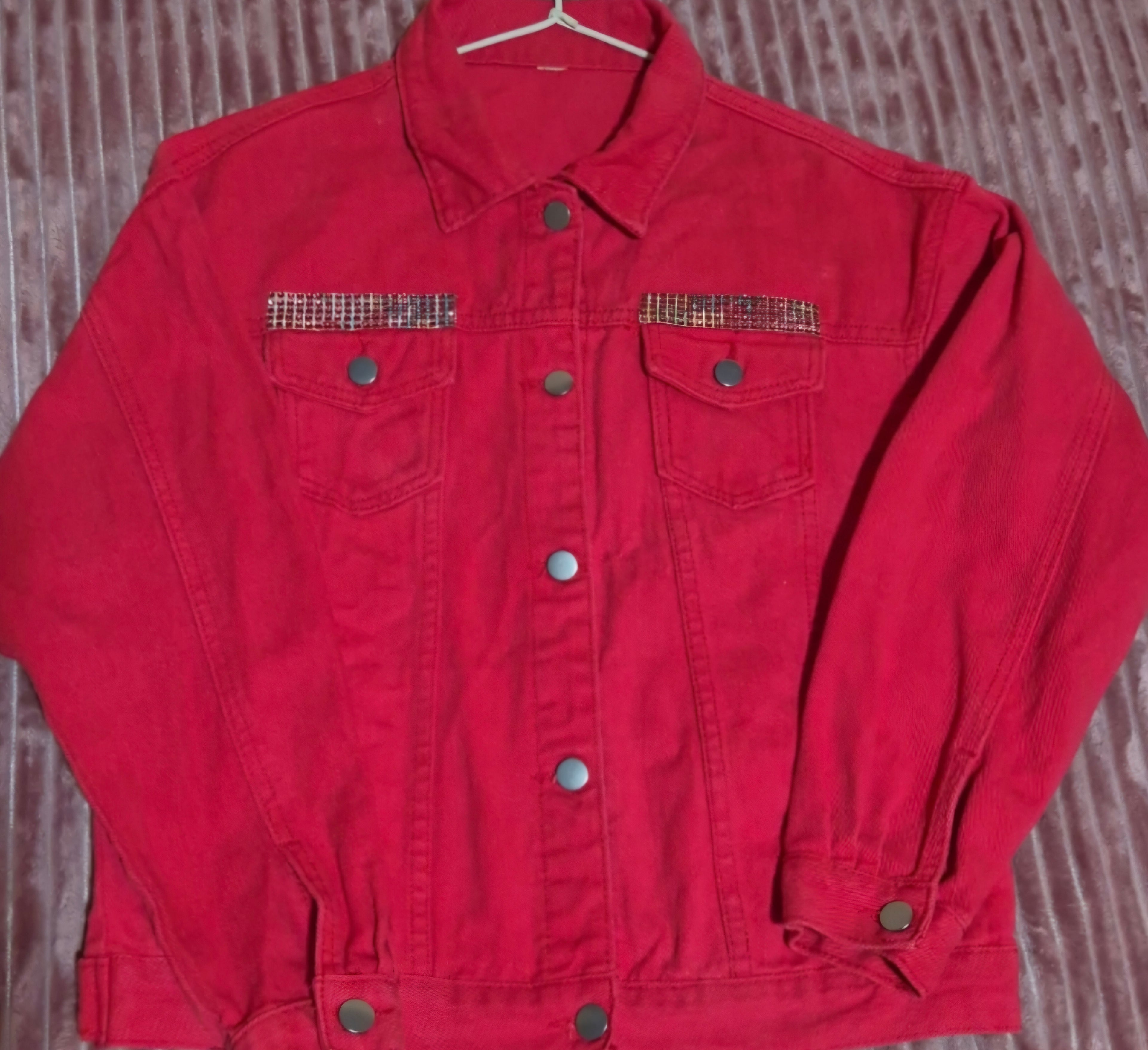 Vista frontal chaqueta denim rojo coral artesanal con parche boho chic | vaqueraspain
