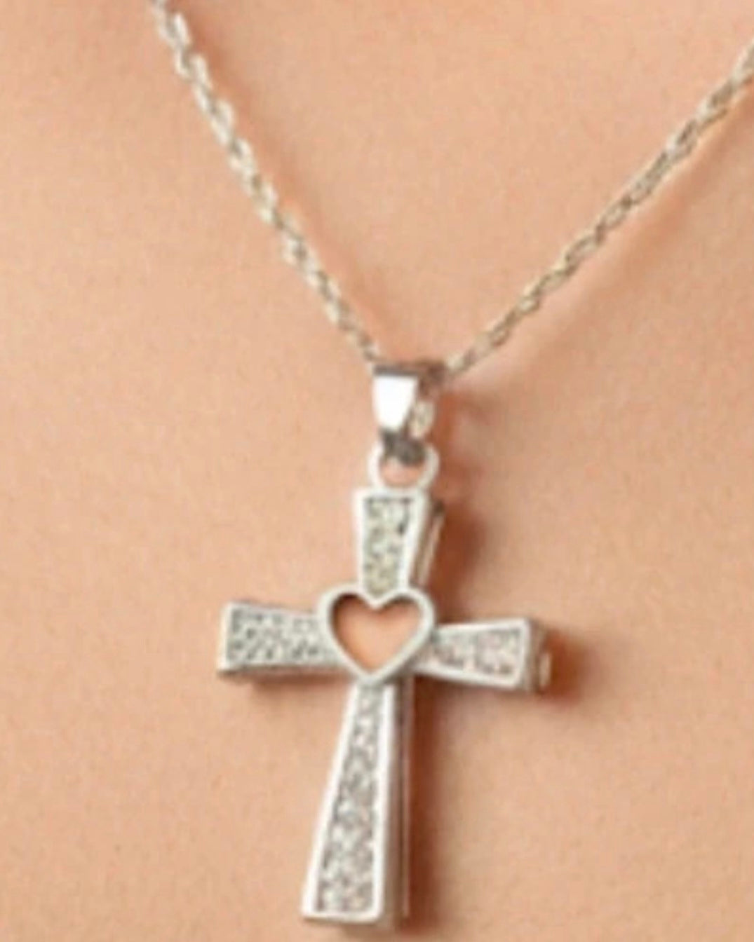 Vista frontal colgante cruz corazón calado plata 925 | vaqueraspain