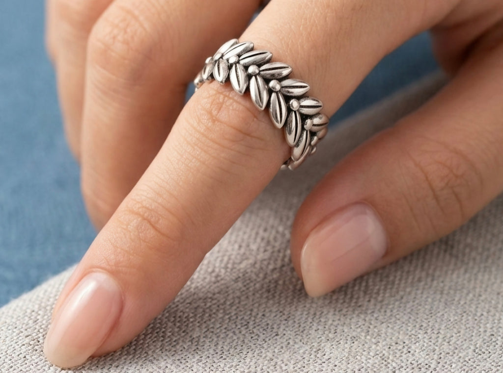 Detalle corona de laureles anillo bohemio ajustable de acero vintage | vaqueraspain