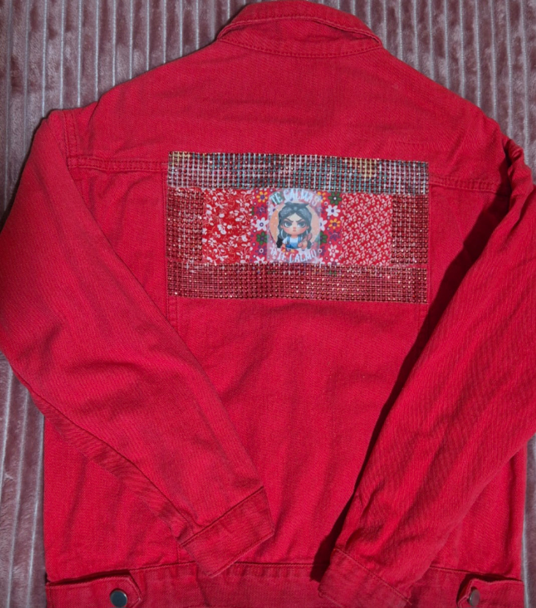 Vista lateral chaqueta vaquera rojo coral con strass boho chic | vaqueraspain