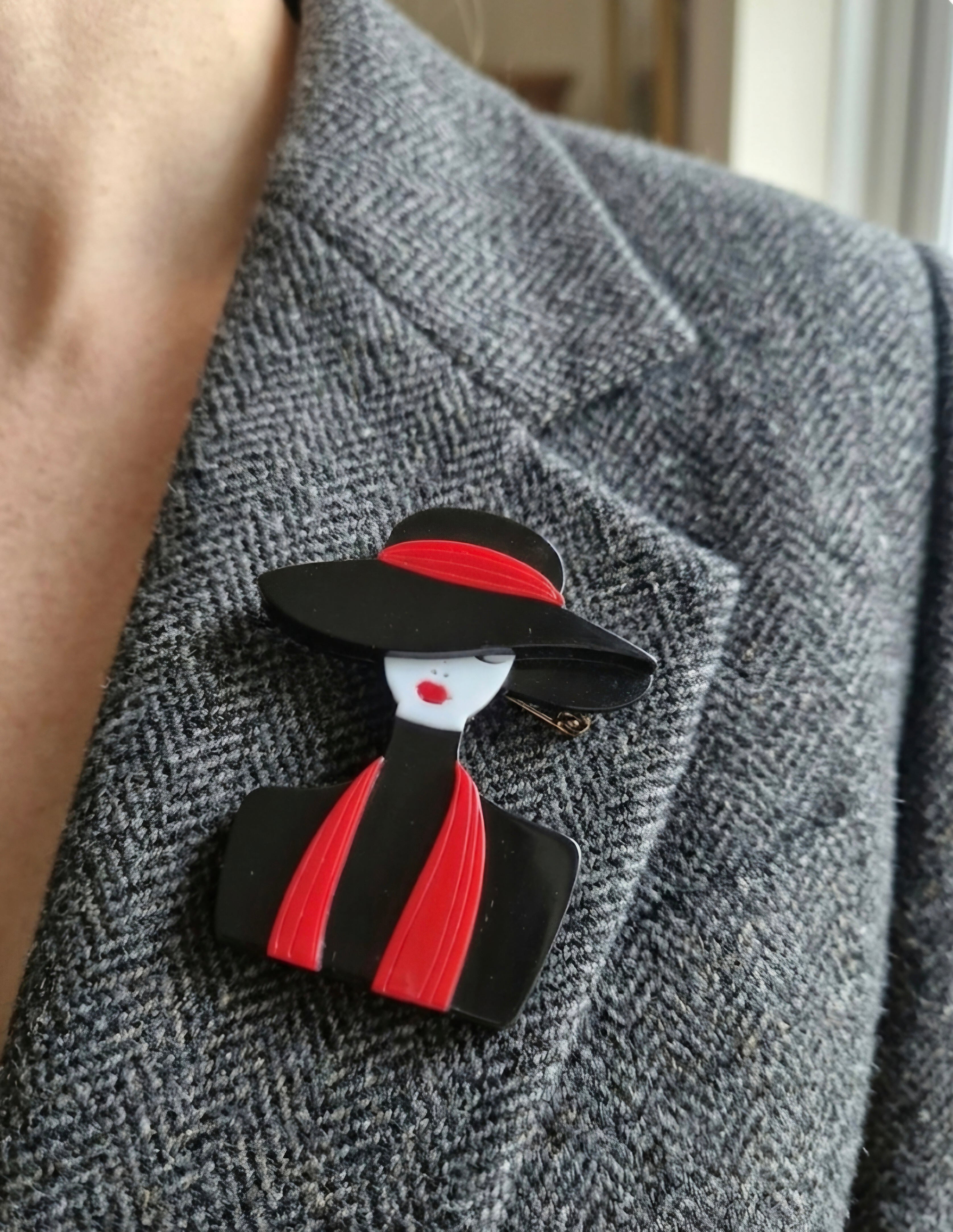 Broche de diseño Art Déco mujer con pañuelo rojo