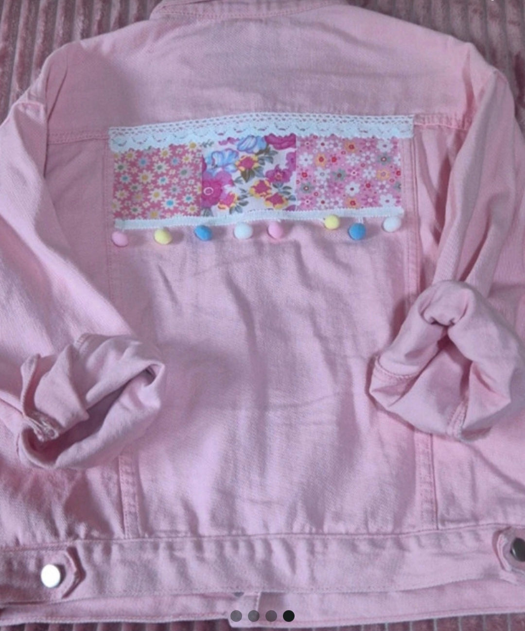Vista trasera chaqueta vaquera rosa pastel con encaje y pompones boho chic | vaqueraspain