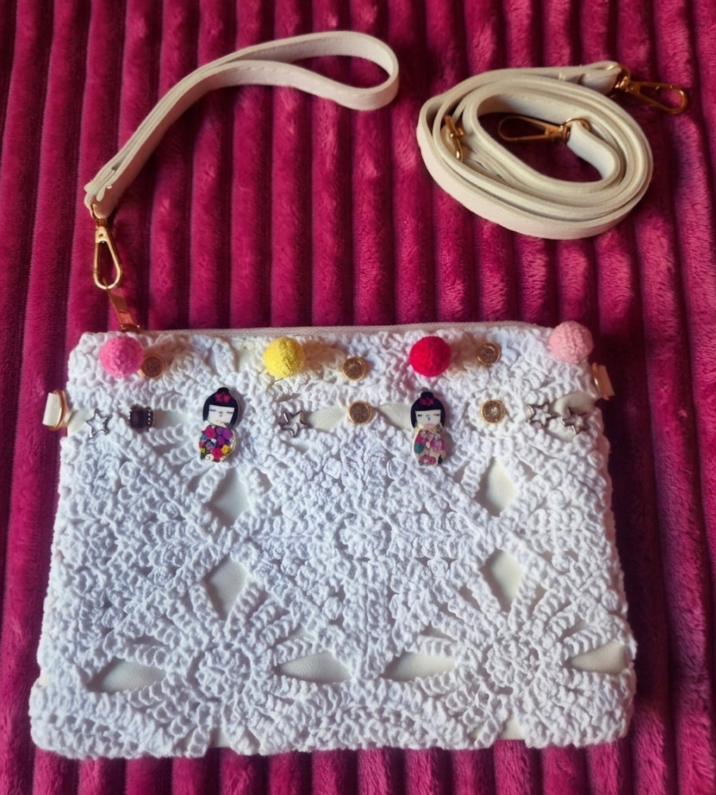 Vista lateral cartera bohemia artesanal crochet blanco muñecas kokeshi | vaqueraspain