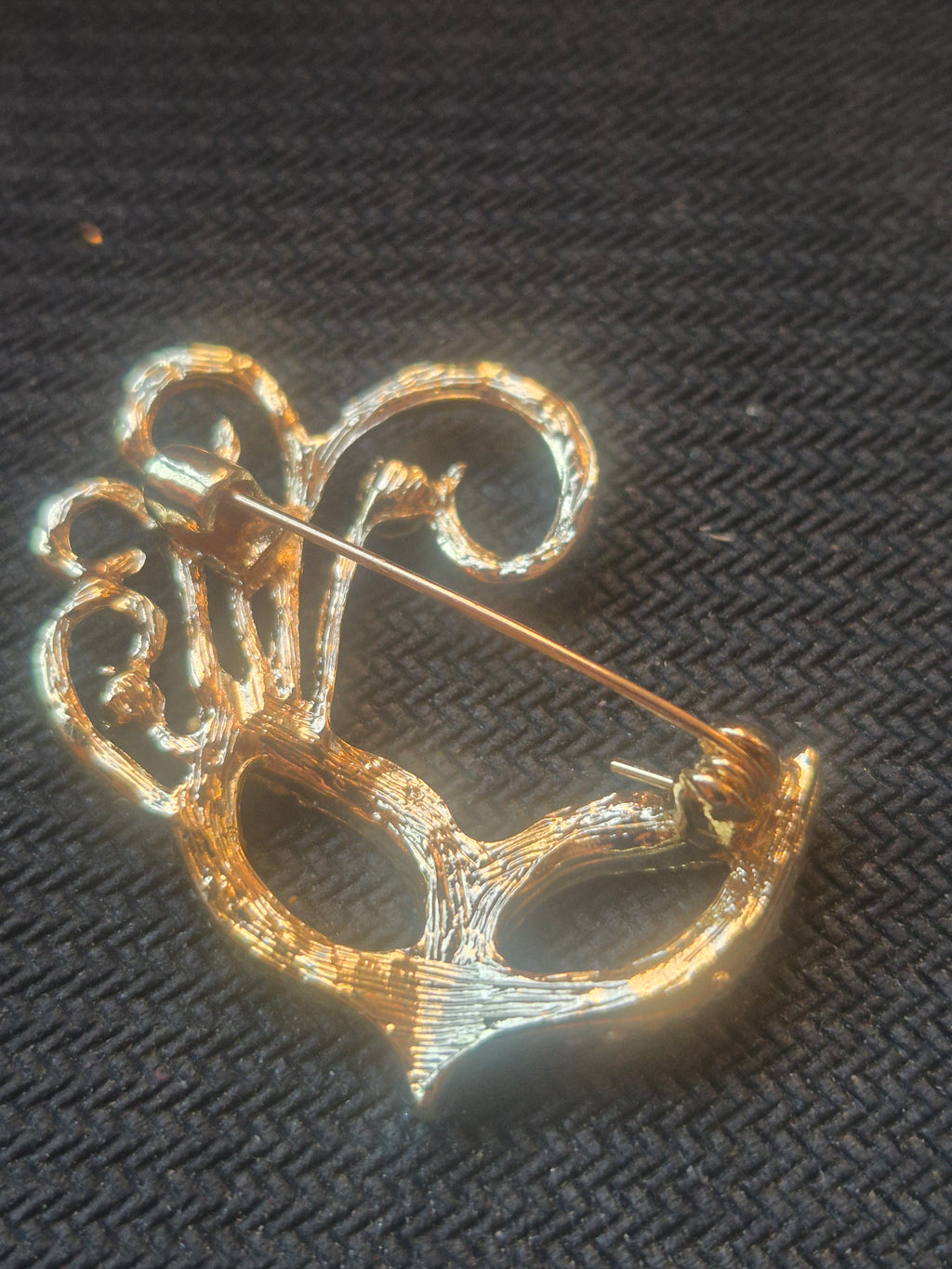 Broche elegante mascara de carnaval dorada