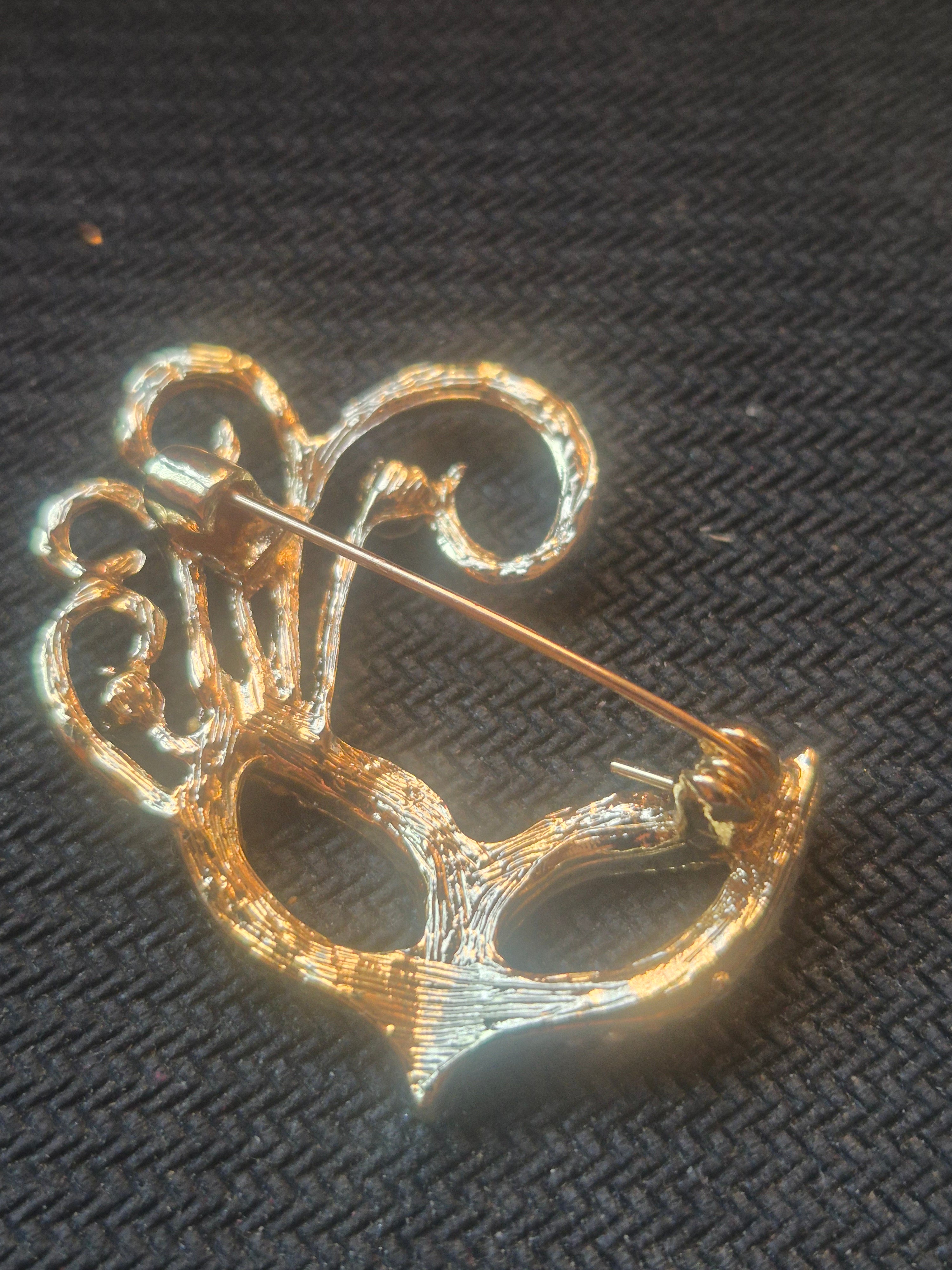 Broche elegante mascara de carnaval dorada