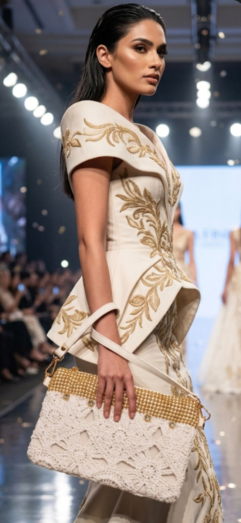 Detalle crochet y pedrería dorada bolso boho chic blanco crema | vaqueraspain