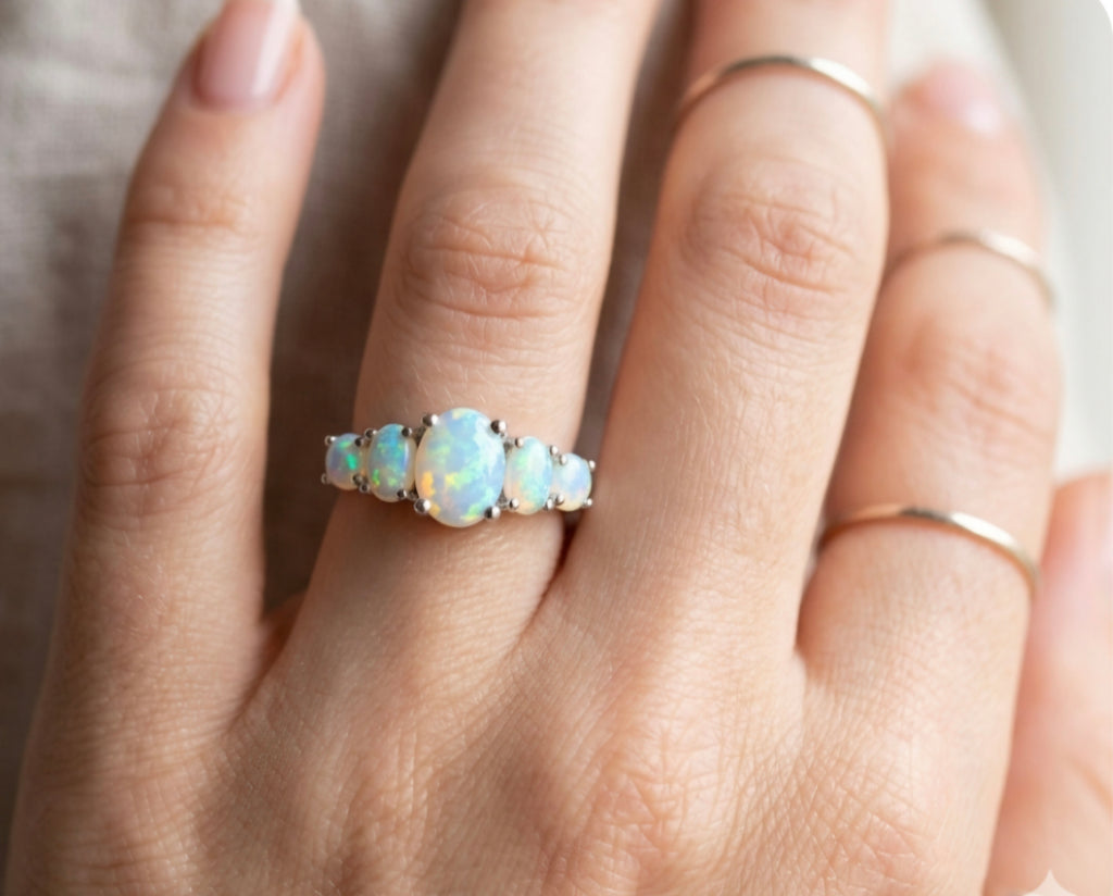 Detalle ópalos de fuego blancos anillo de diseño plata vintage | vaqueraspain