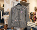 Chaqueta vaquera denim gris talla M con corazón violeta claro boho chic | vaqueraspain