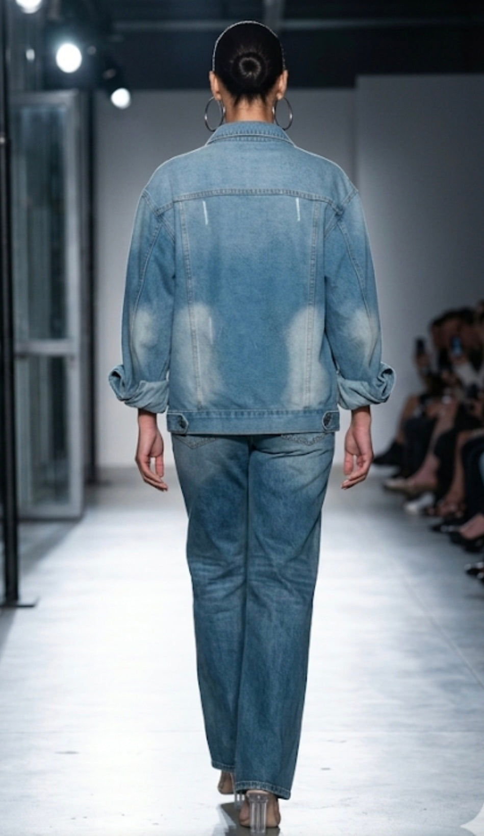 Vista lateral chaqueta denim azul artesanal con espejos boho chic Madrid | vaqueraspain
