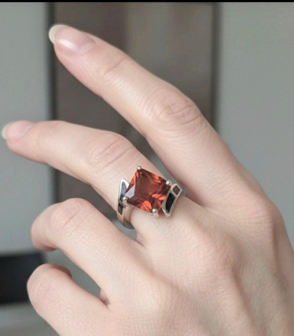 Vista frontal anillo corte princesa plata 925 con ópalo negro cultivado | vaqueraspain
