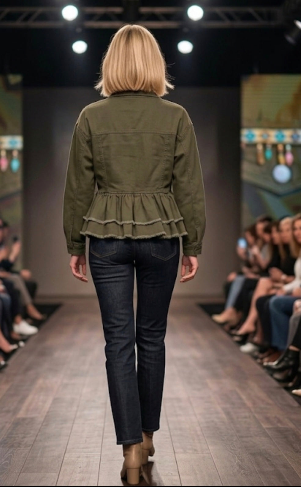 Vista trasera chaqueta verde militar boho chic con bordados étnicos | vaqueraspain