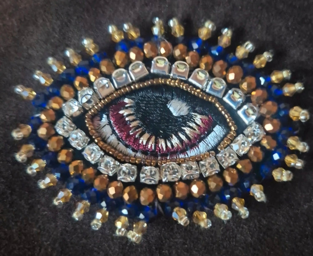 Vista lateral bolso tote bohemio ojo y corazón antelina marrón café | vaqueraspain