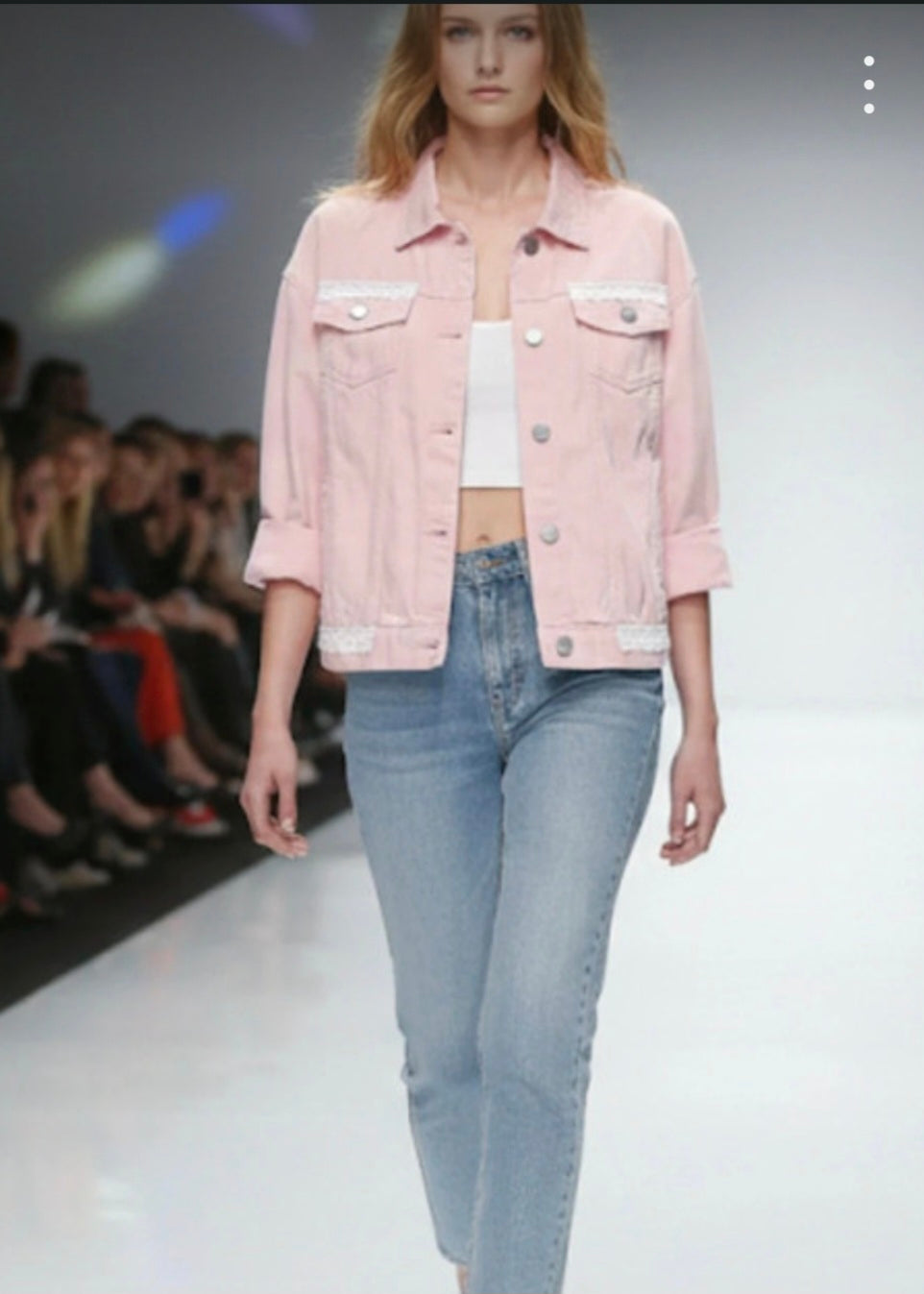 Detalle encaje ganchillo blanco y pompones chaqueta vaquera rosa pastel | vaqueraspain