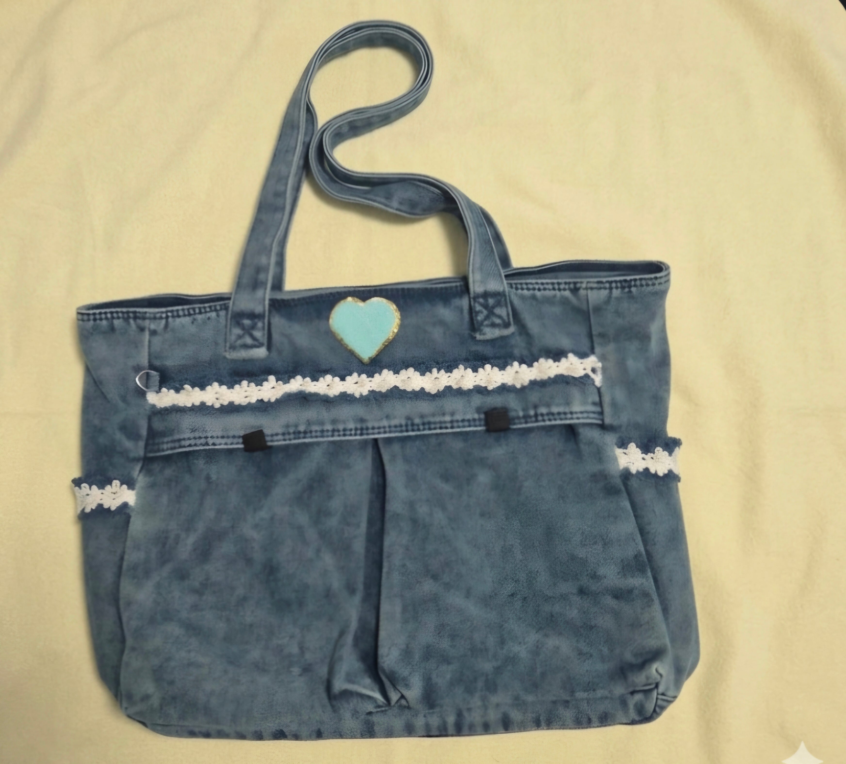 Detalle galón margaritas y corazón celeste bolso vaquero boho chic | vaqueraspain