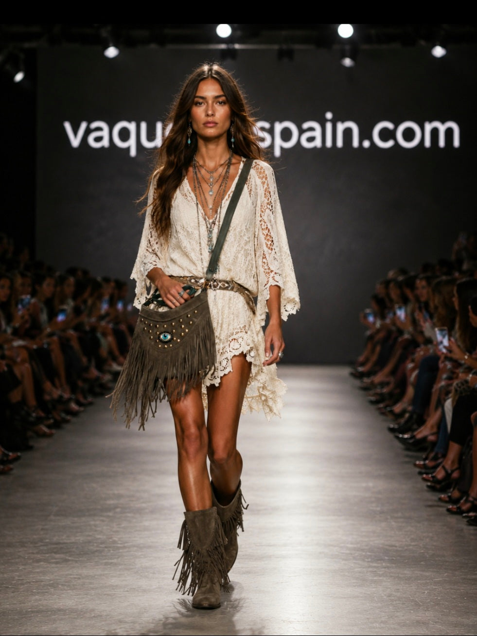 Bolso Boho de flecos bohemio color verde caqui con parche ojo verde.