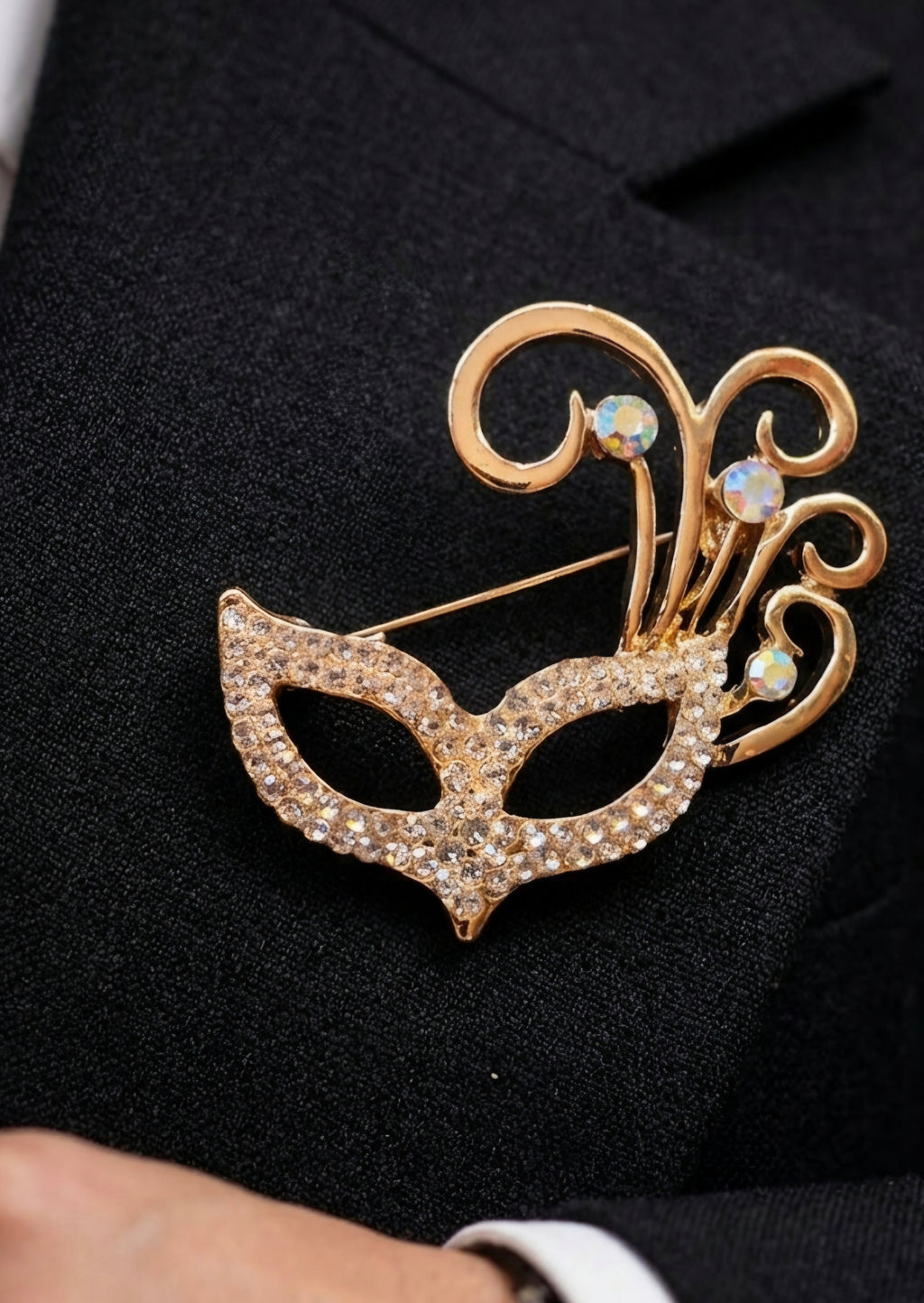 Broche elegante mascara de carnaval dorada