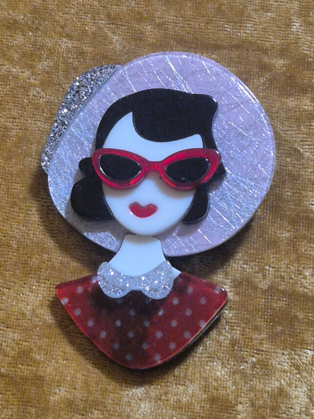 Broche boho chic mujer morena con gafas de gato rojo y negro