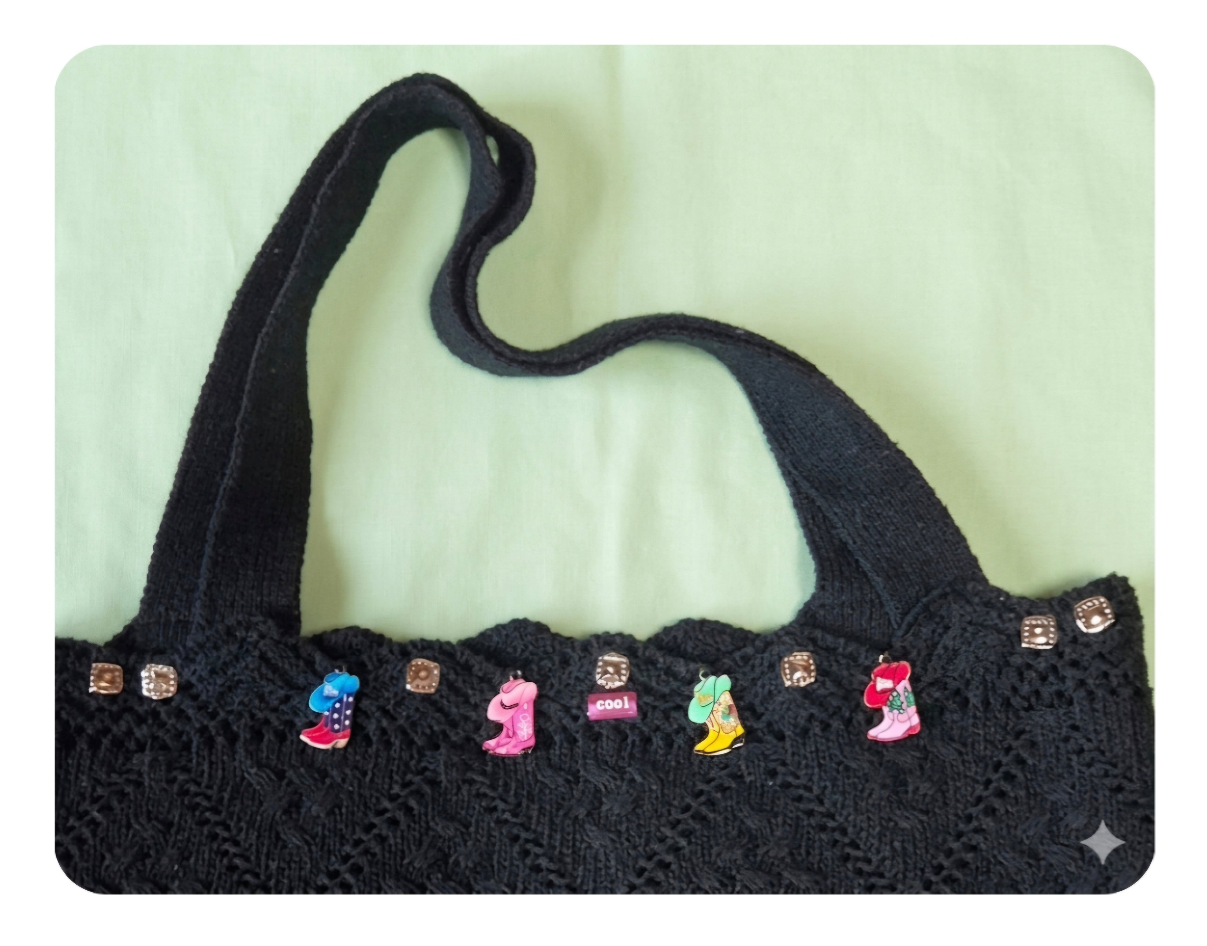 Vista lateral bolso bohemio algodón negro con tachas plateadas y botas vaquera | vaqueraspain