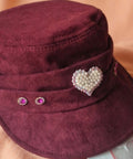Gorra de antelina burdeos con corazón de perlas brillantes | vaqueraspain
