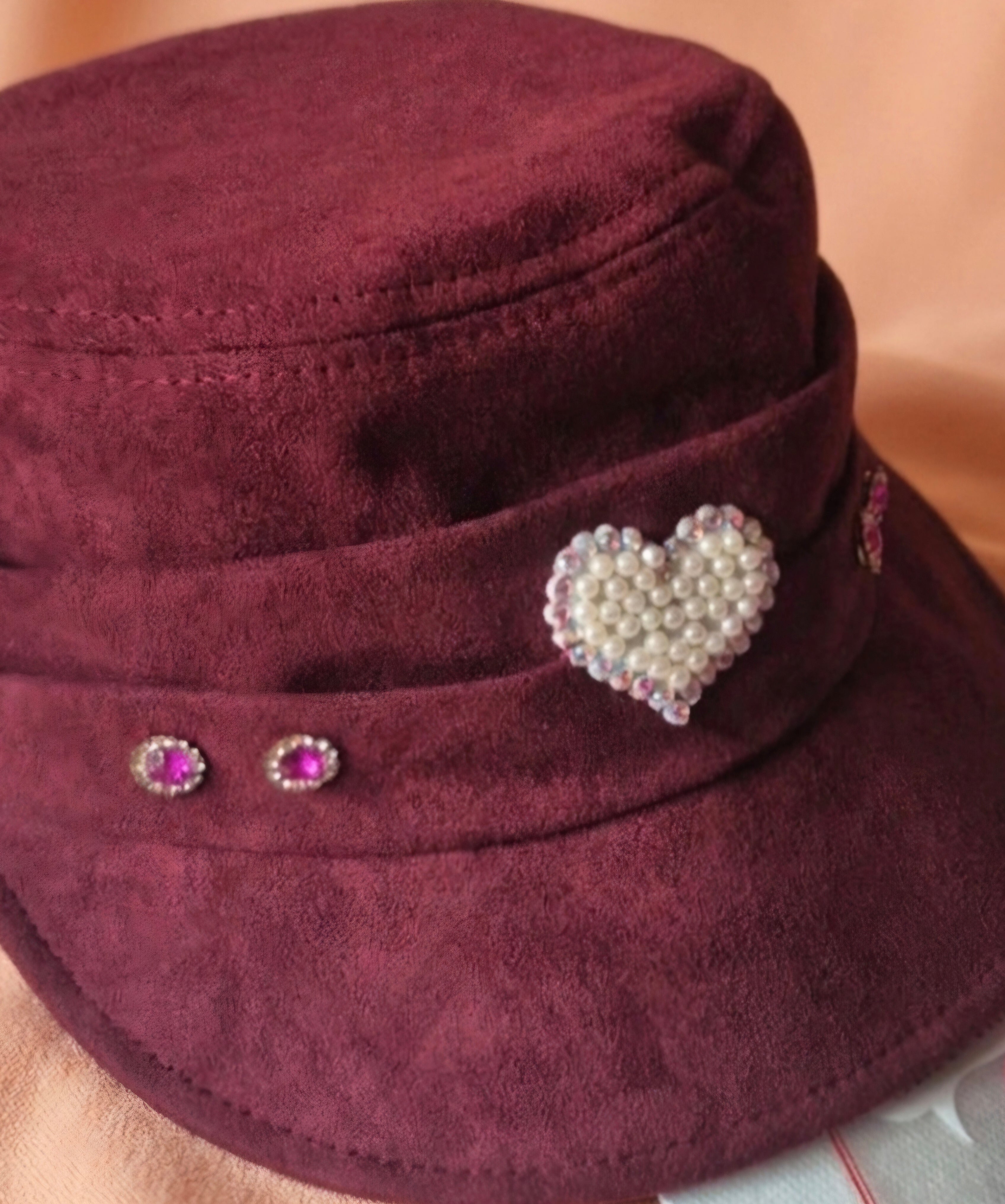 Gorra de antelina burdeos con corazón de perlas brillantes | vaqueraspain
