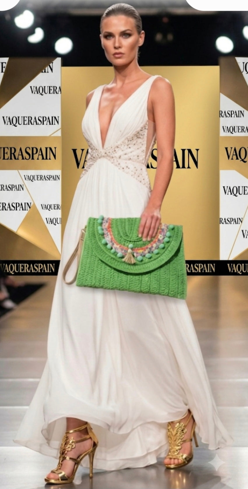 Bolso boho chic color verde pistacho con borlas