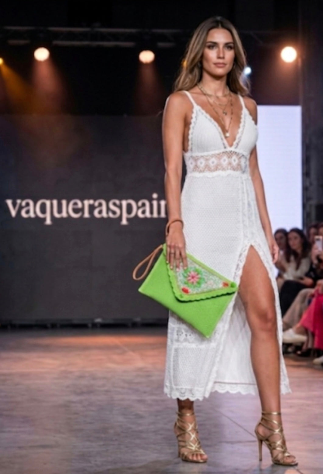 Bolso boho chic verde lima con detalle floral