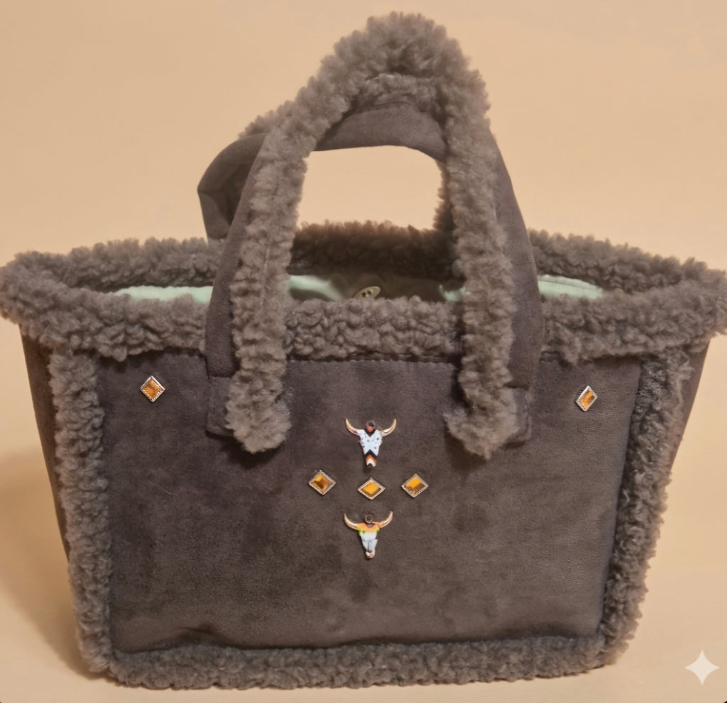 Detalle calaveras de toro y pedrería mostaza bolso tote boho chic | vaqueraspain