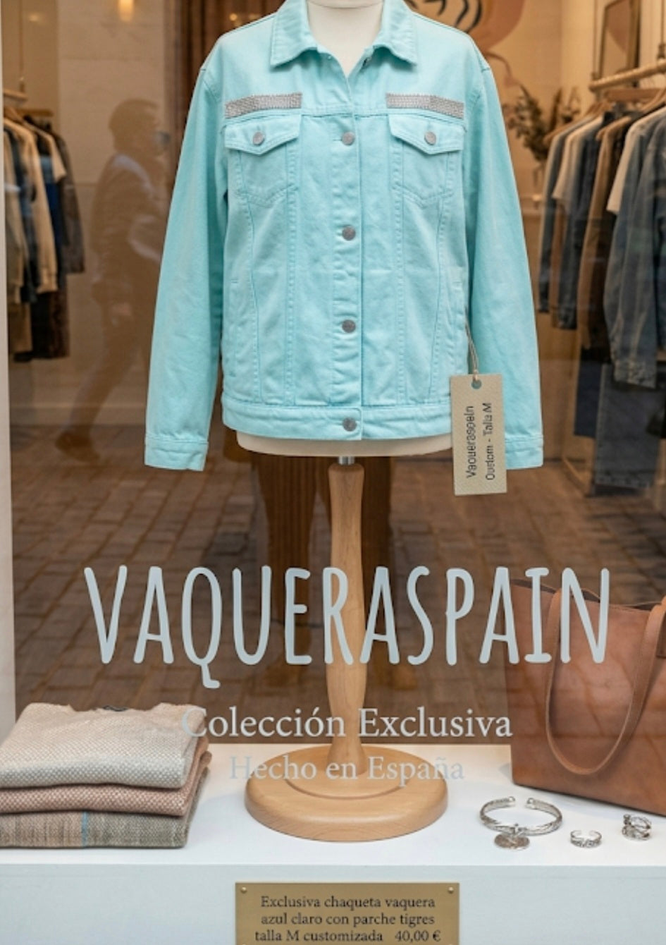 Detalle parche floral tropical chaqueta vaquera azul claro talla M | vaqueraspain