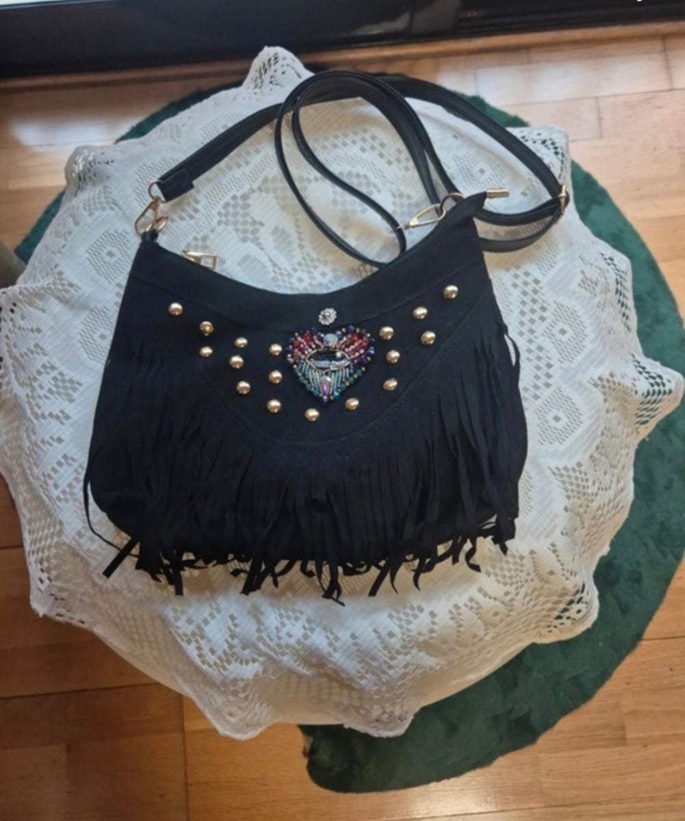 Bolso bohemio flecos negros corazón detalle - vaqueraspain