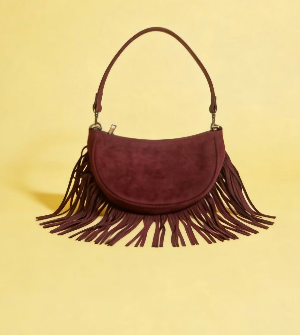 Vista lateral bolso bohemio flecos antelina burdeos con mariposa brillante | vaqueraspain