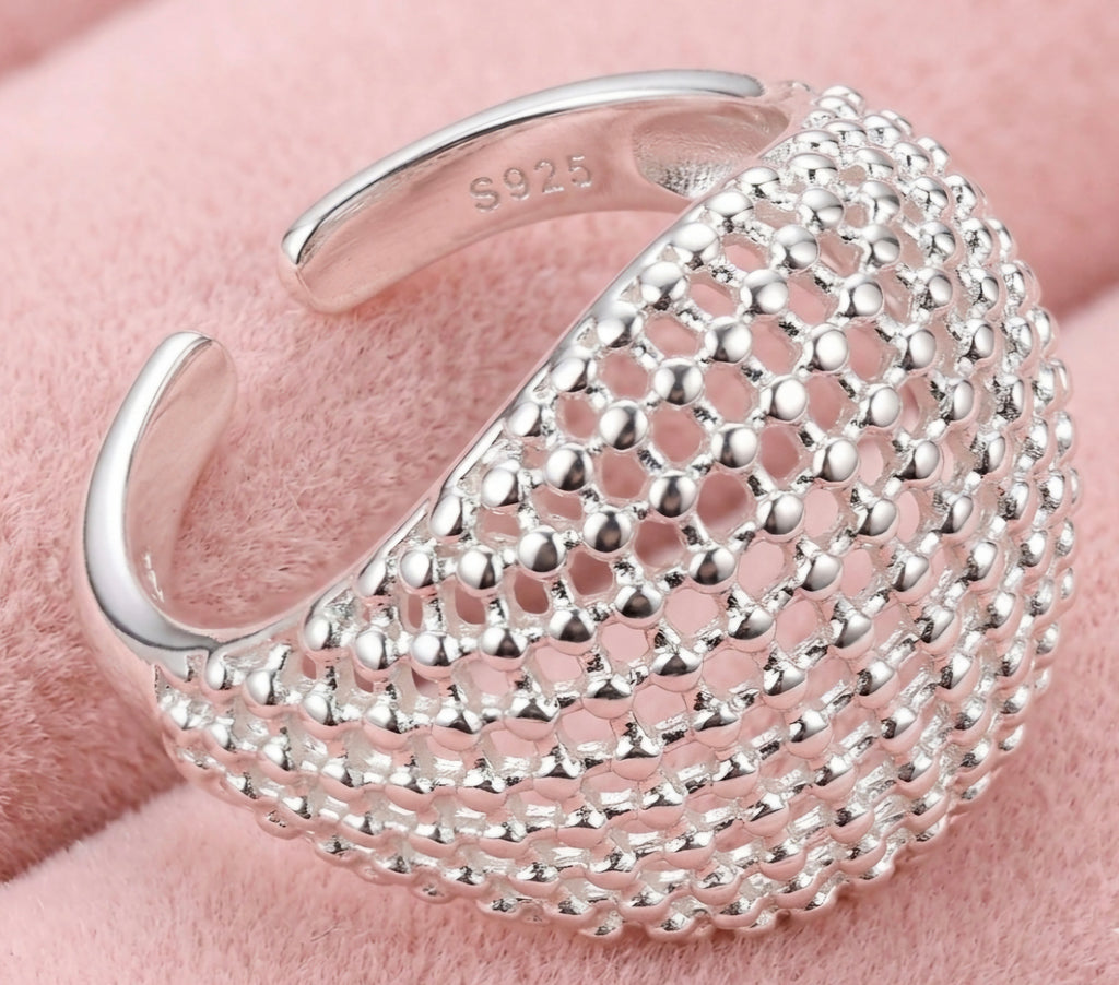 Detalle calado cúpula anillo ajustable bombé plata 925 vintage | vaqueraspain