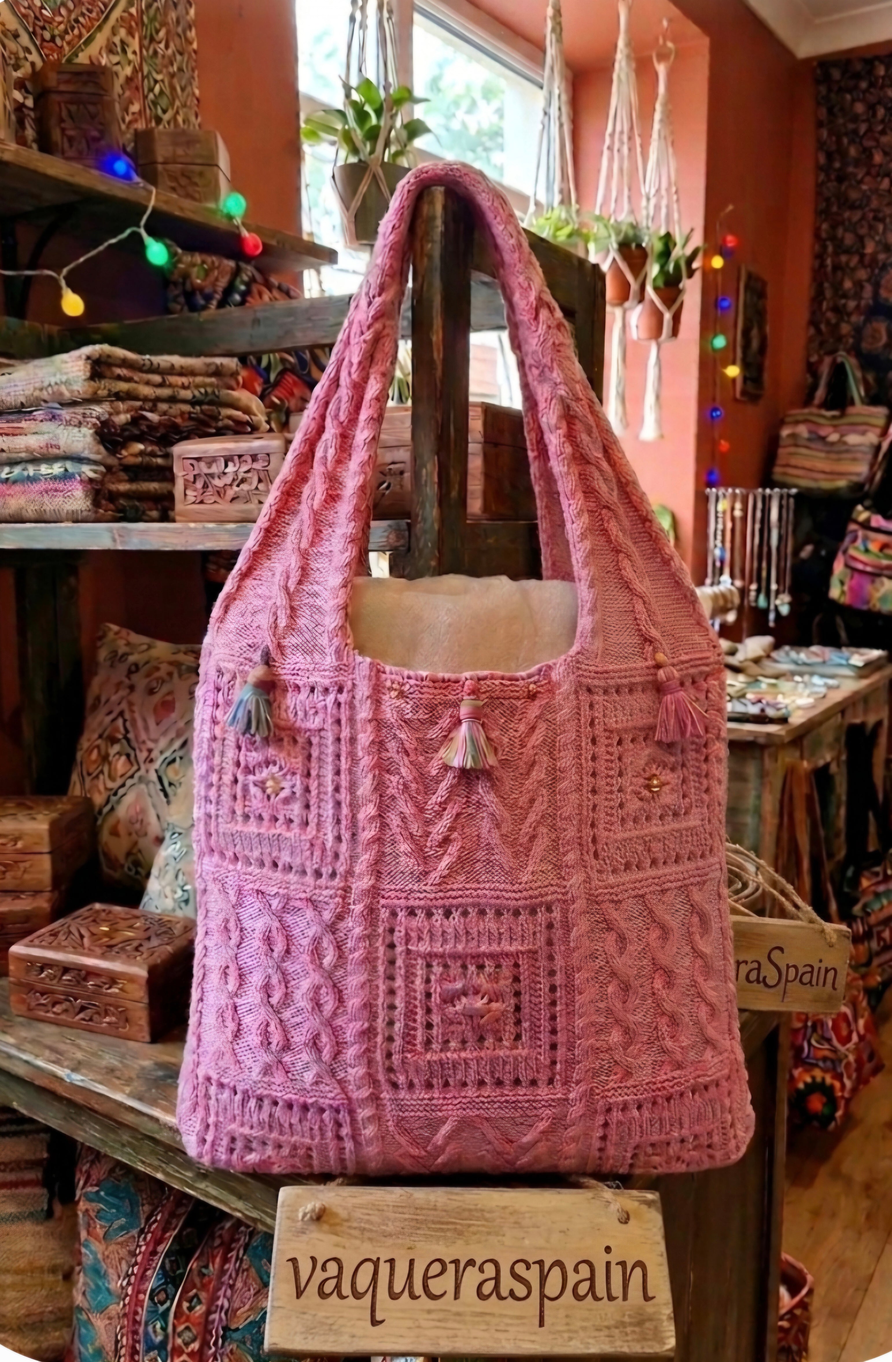 Bolso boho chic crochet rosa con borlas colgantes