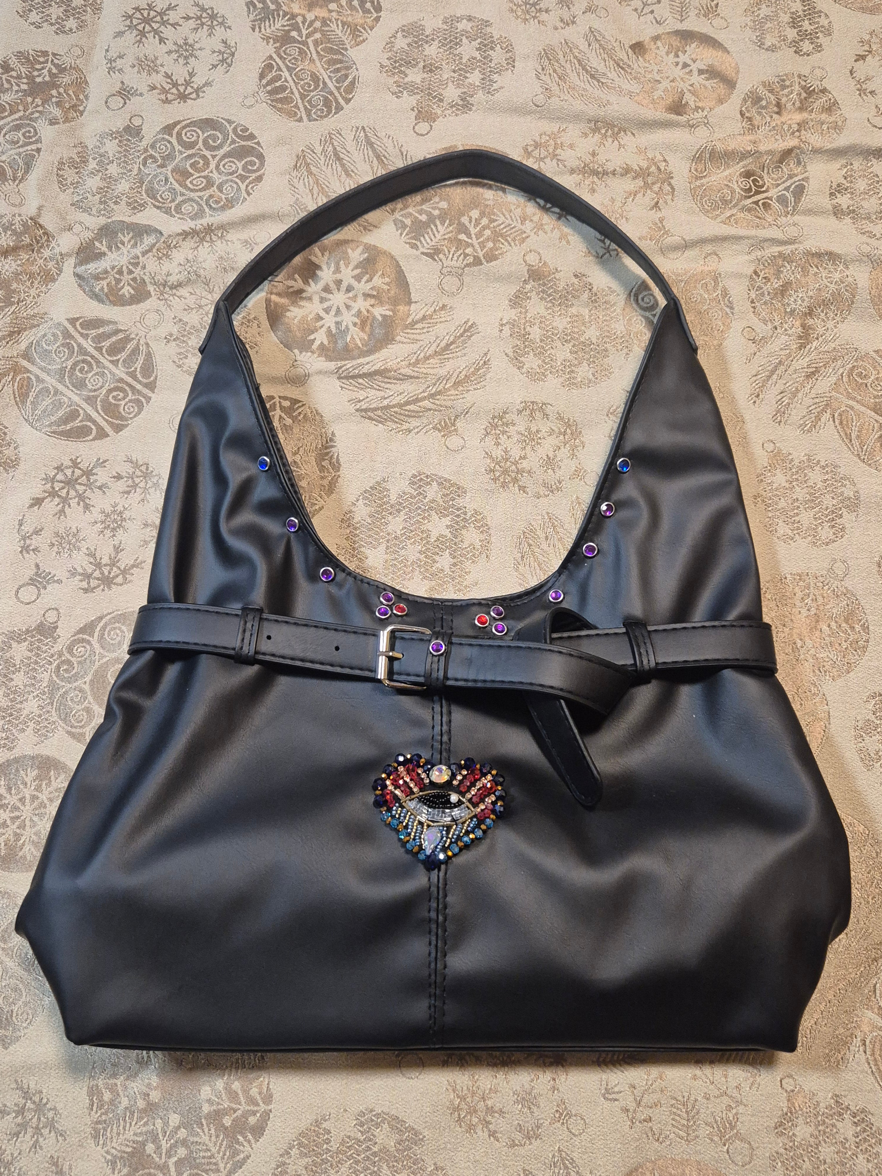 Bolso shopper negro boho chic con corazón bordado y pedrería - vaqueraspain