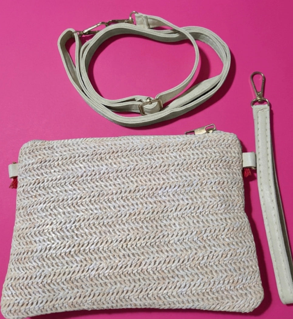 Vista frontal bolso boho chic étnico mini pompones flecos fucsia | vaqueraspain